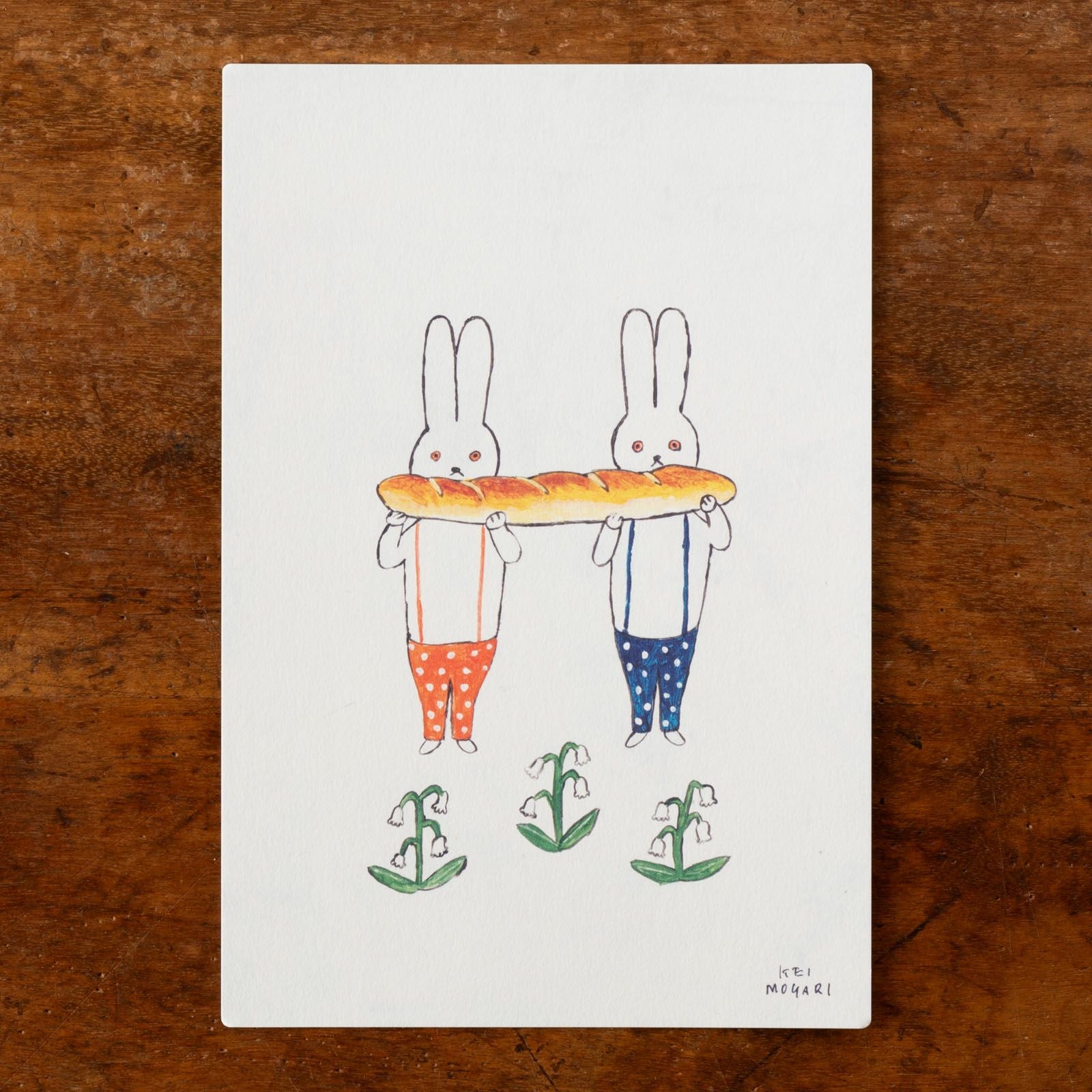 2匹のうさぎがフランスパンを運んでいるデザイン