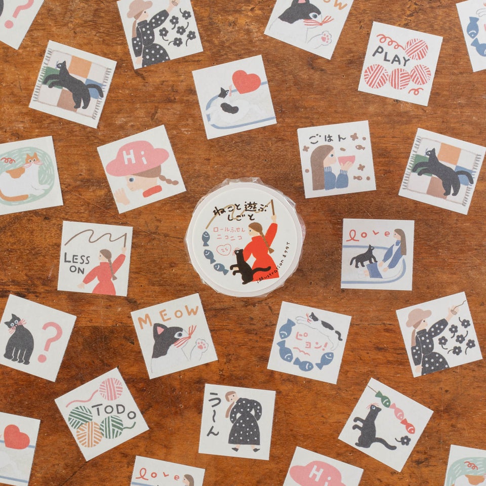 黒猫が遊んでいてかわいいデザイン