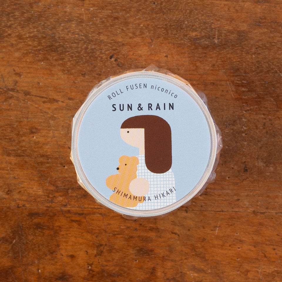 女の子とくまが描かれているパッケージ