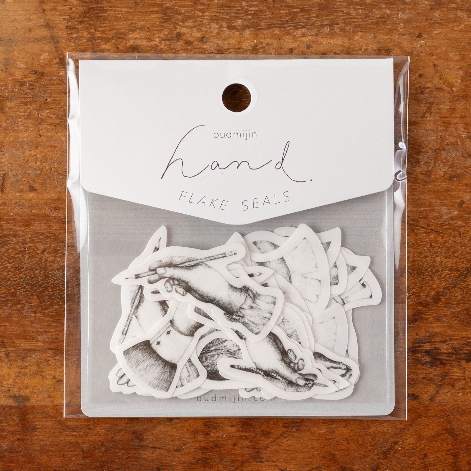 手と袖が美しく描かれたデザイン