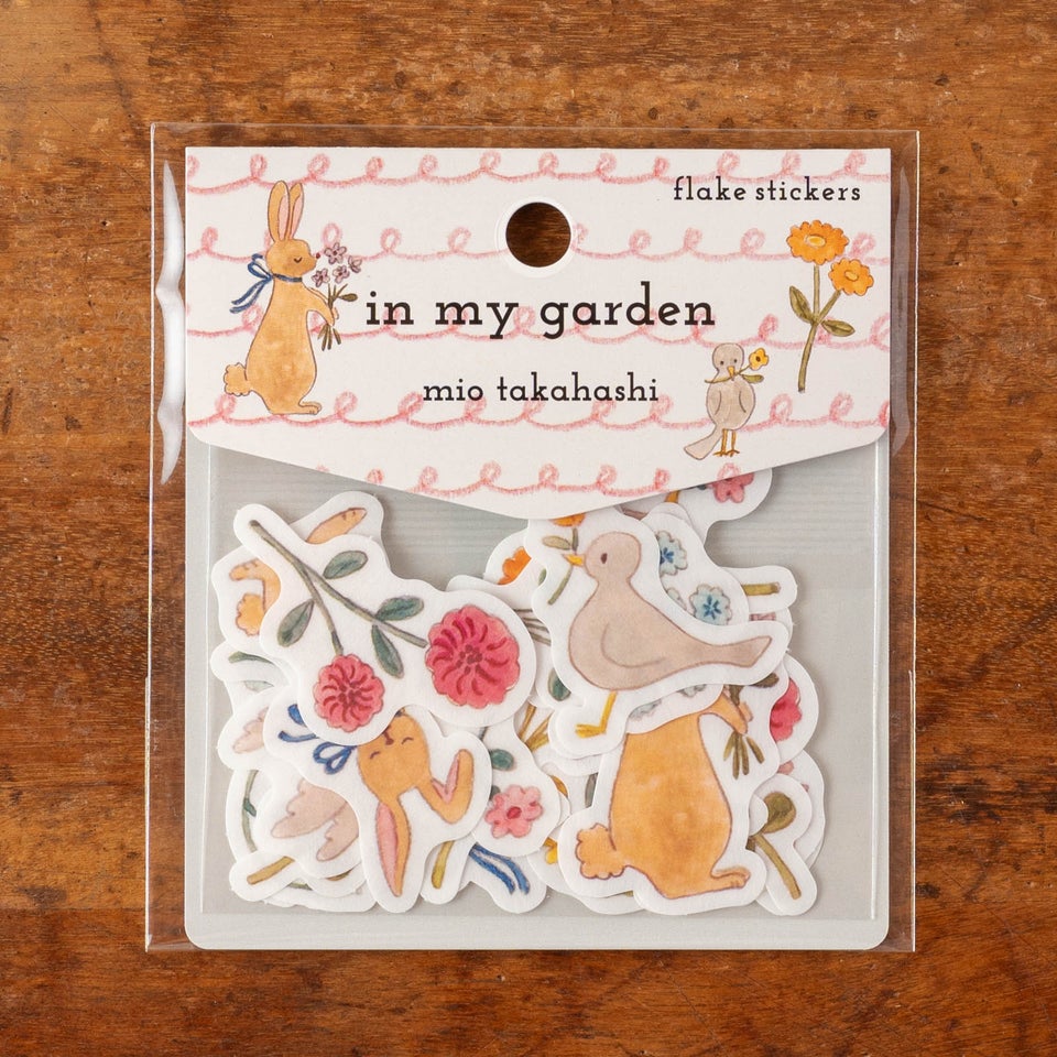 庭をモチーフにした色々な動物や花が描かれたデザイン