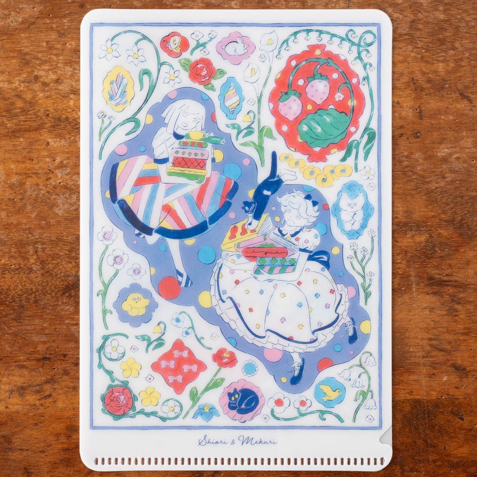 華やかなデザインの小さいクリアファイル