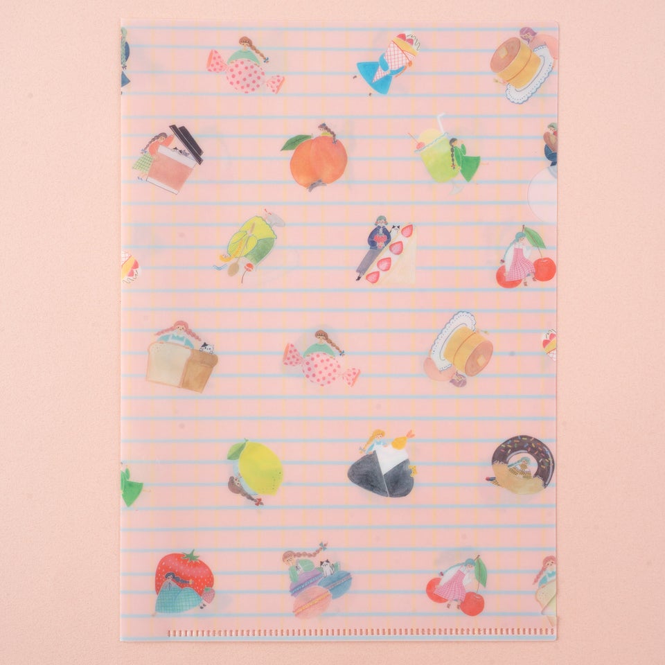 女の子と食べ物がたくさん描かれたクリアファイルの表