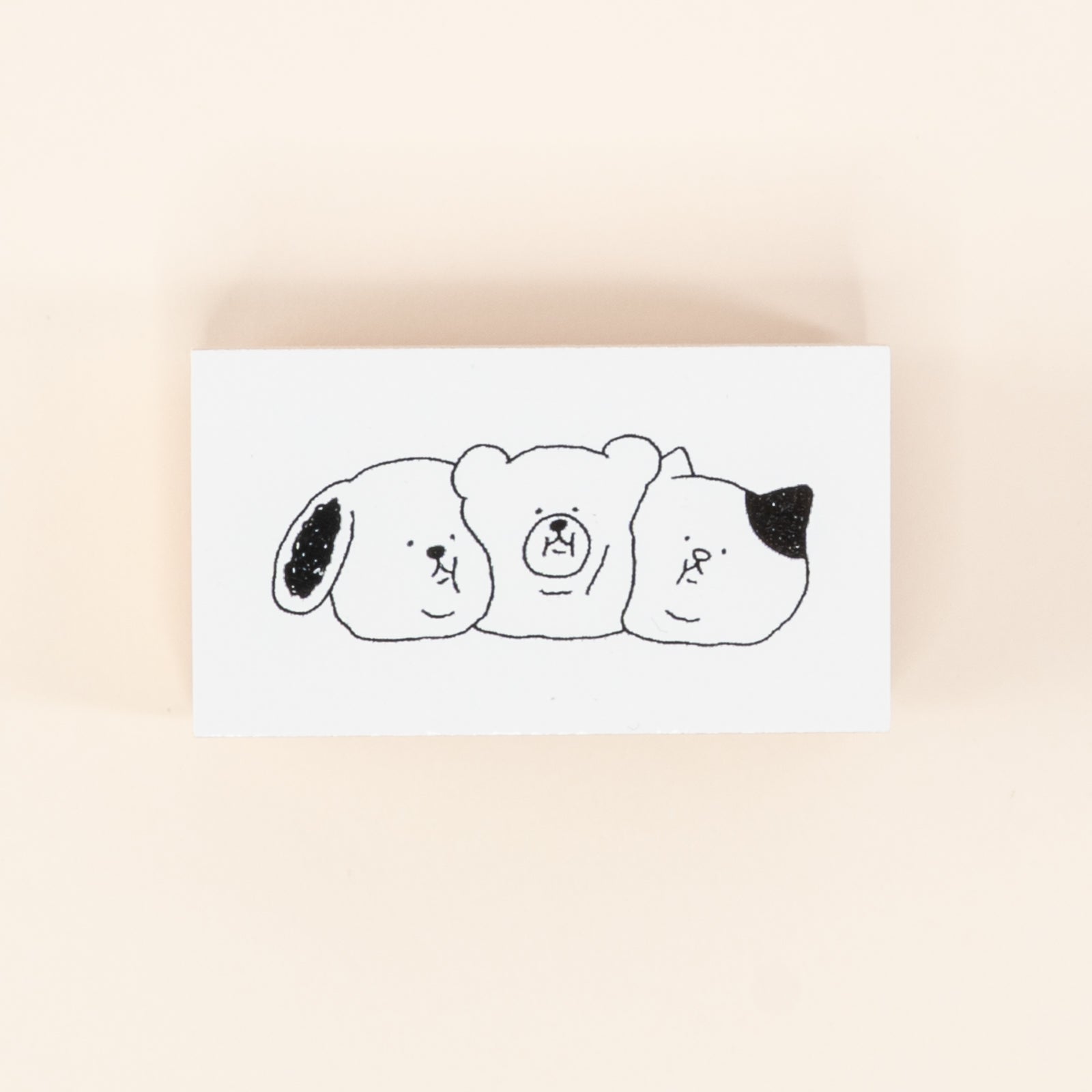 動物たちが顔をくっつけているかわいいデザイン