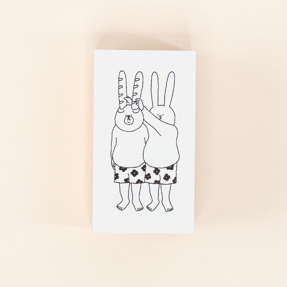 うさぎの耳に見立てたフランスパンでふざけているかわいいデザイン