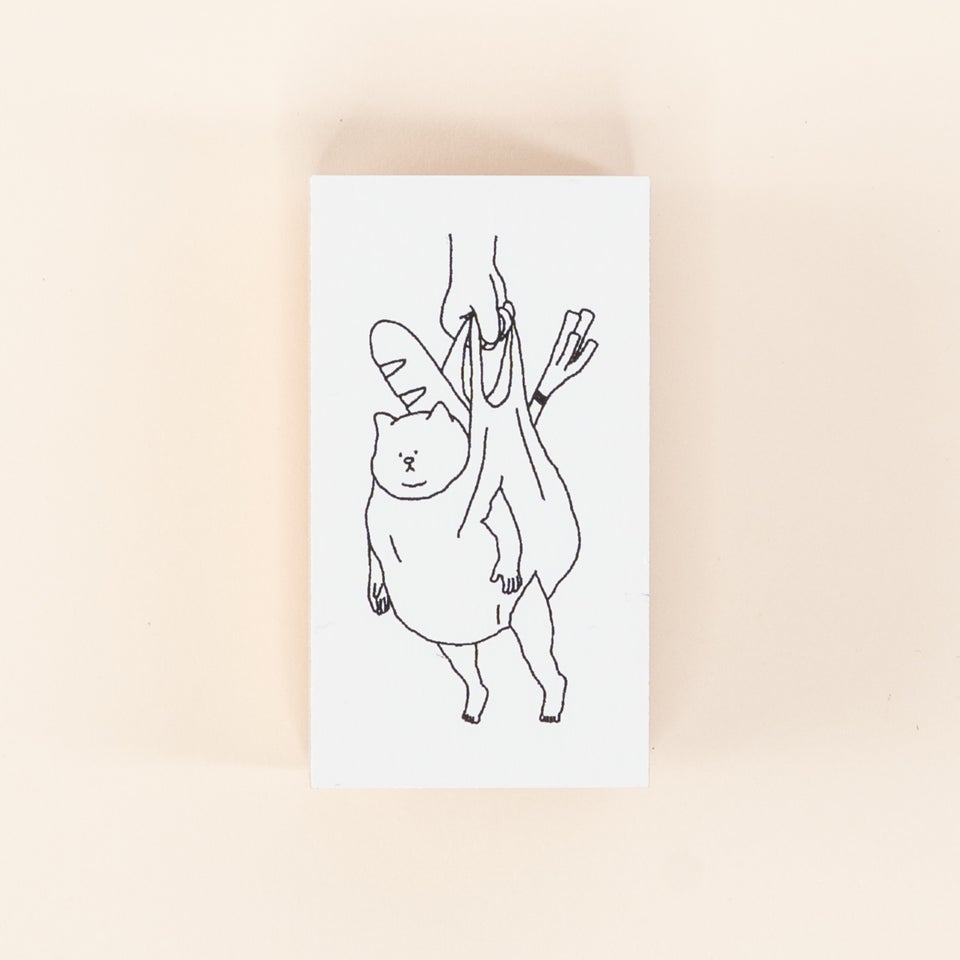 ねこがレジ袋に入れられてぶら下がっている面白いデザイン