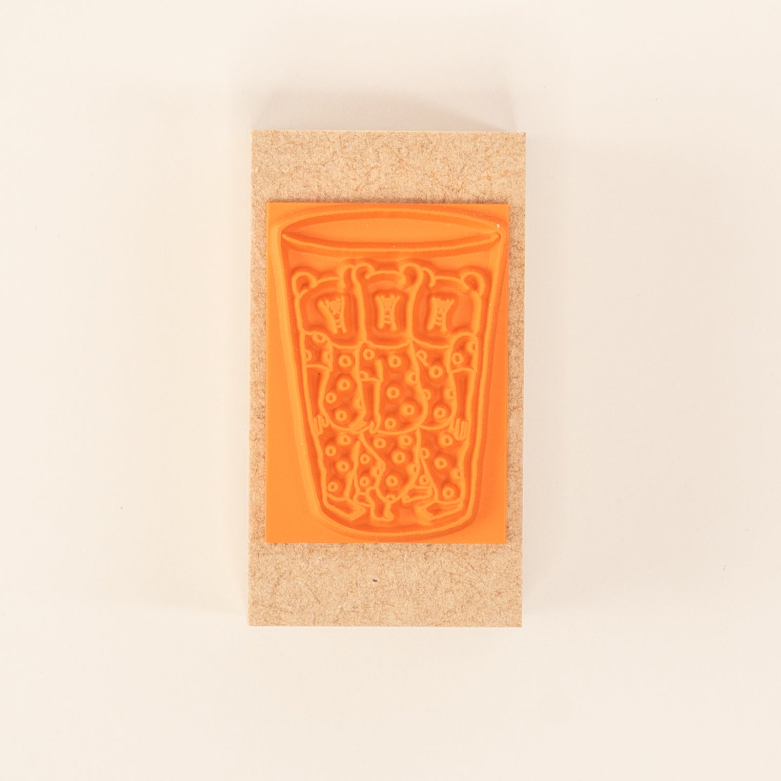 ぎゅうぎゅうになったクマたちがかわいいデザイン