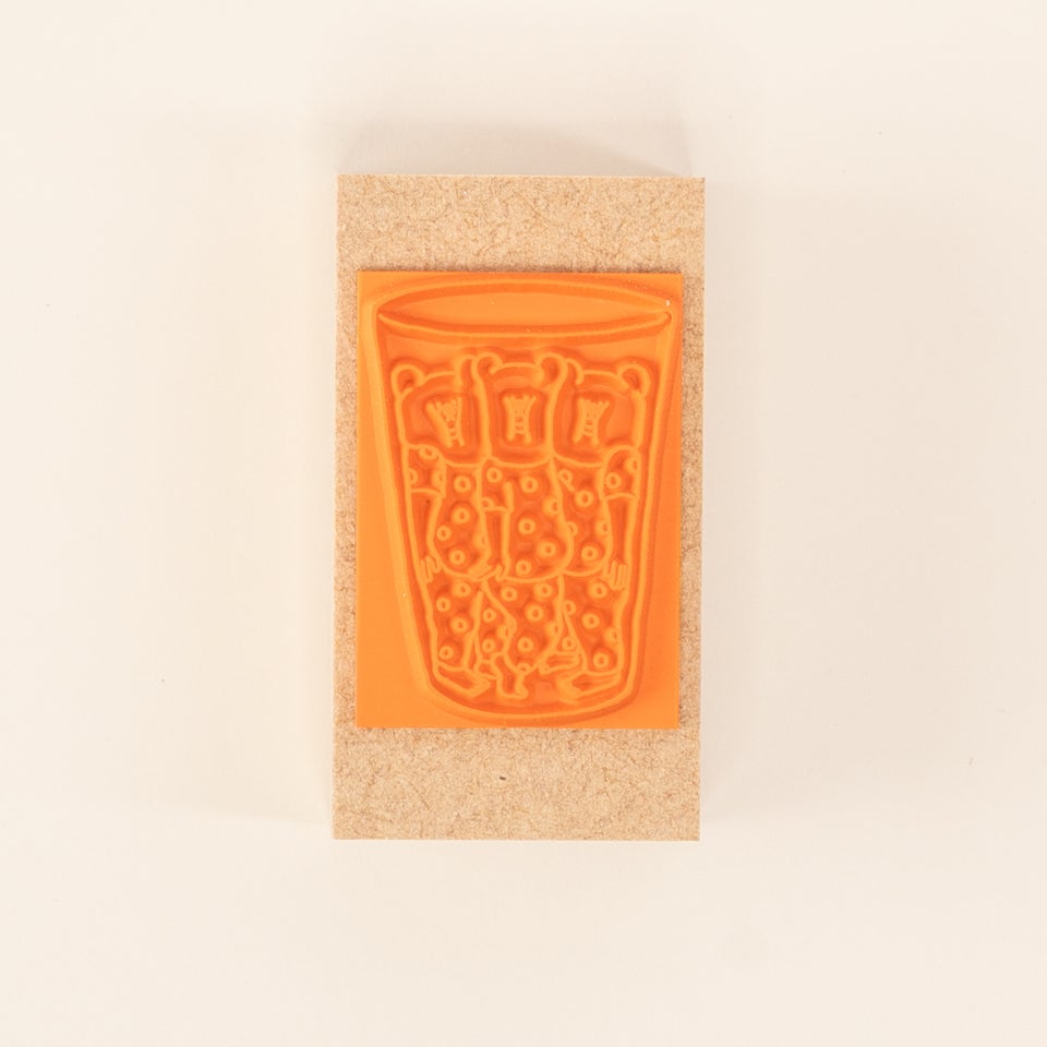 ぎゅうぎゅうになったクマたちがかわいいデザイン