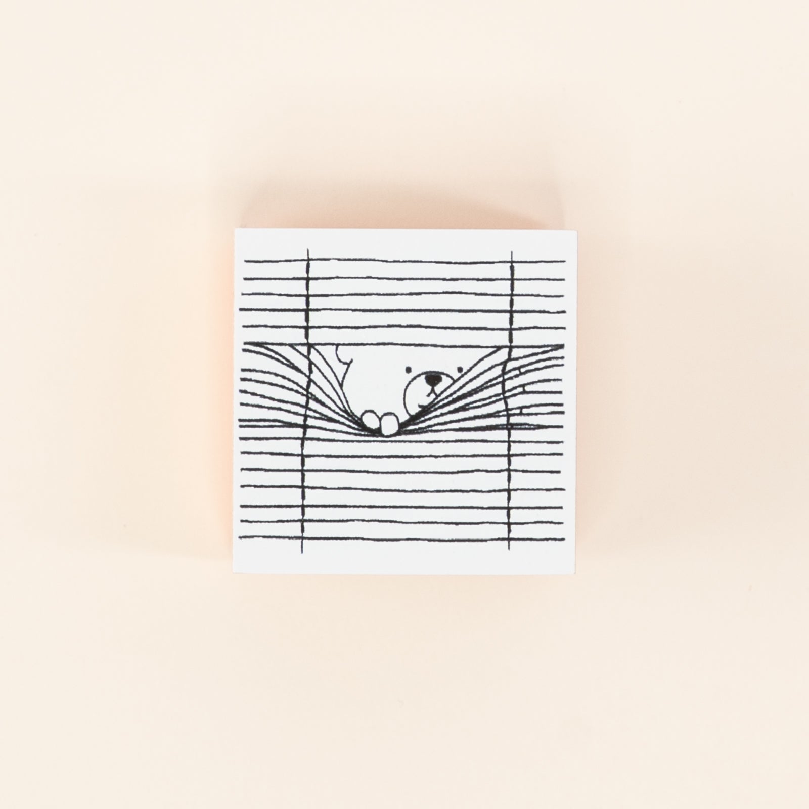 ブラインドからのぞくクマが面白いデザイン