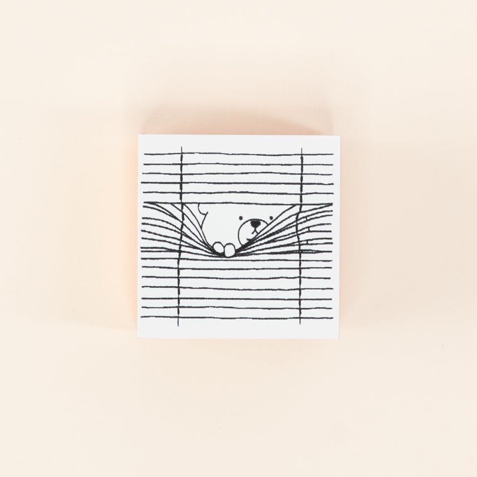 ブラインドからのぞくクマが面白いデザイン