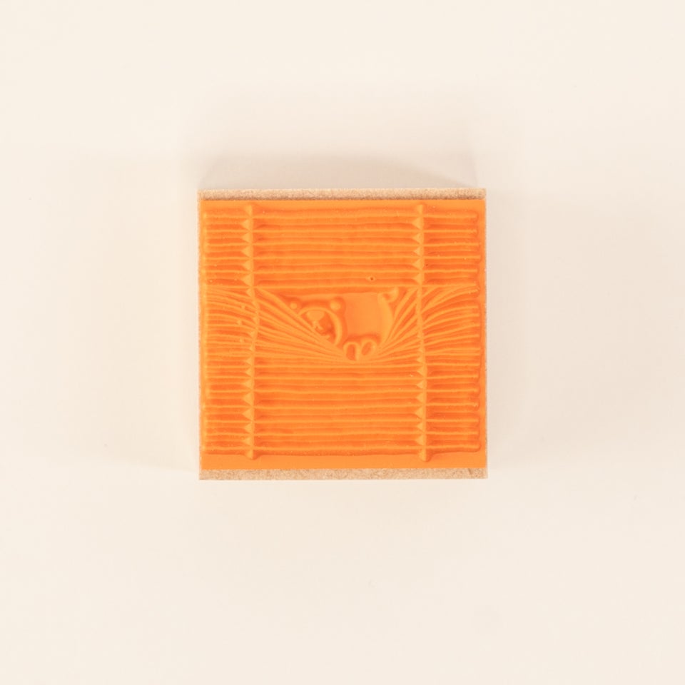 ブラインドからのぞくクマがシュールなデザイン