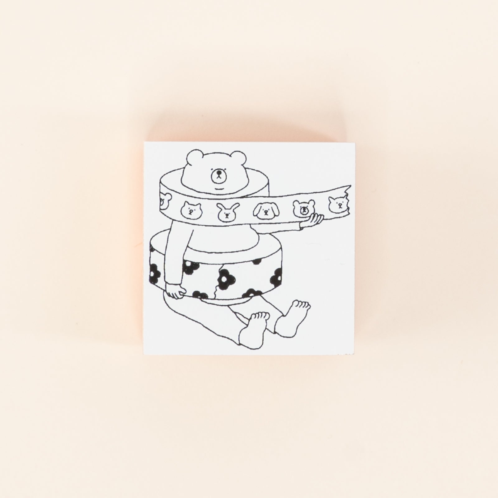 マスキングテープに絡まったクマがかわいいデザイン