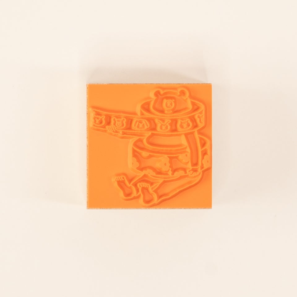 マスキングテープに絡まったクマが愛らしいデザイン