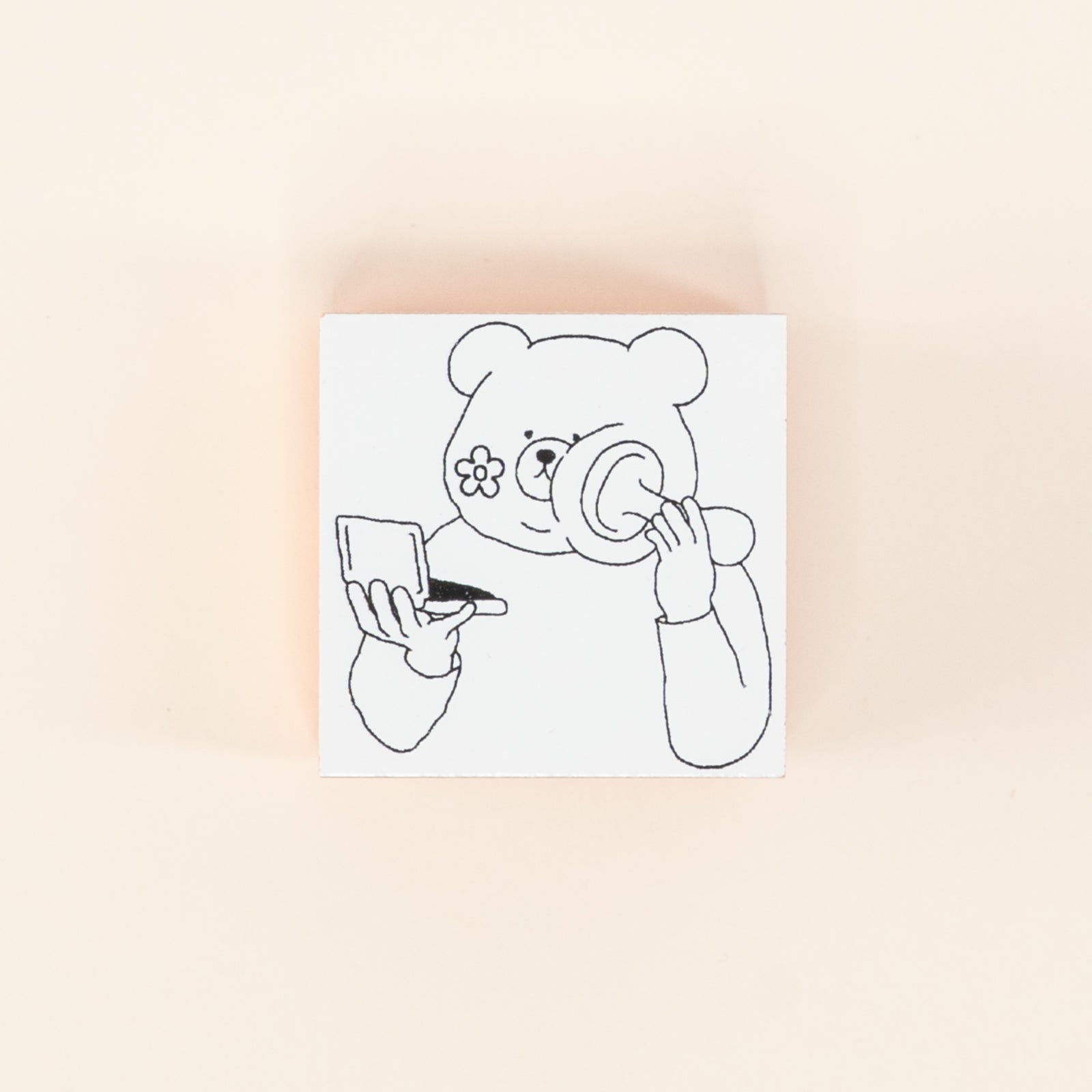 クマが顔にスタンプを押しているかわいいデザイン