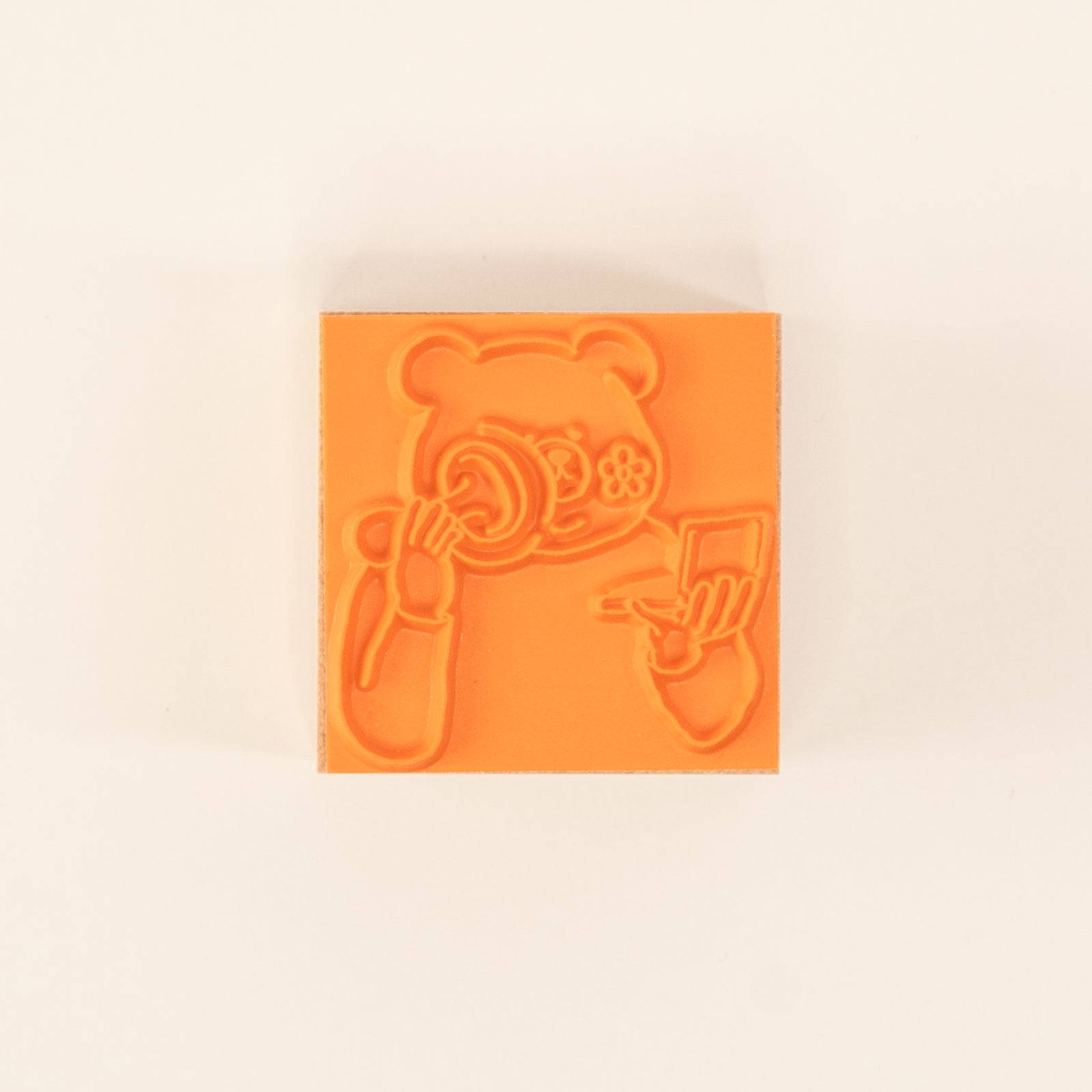 クマがお化粧しているかのようなデザイン