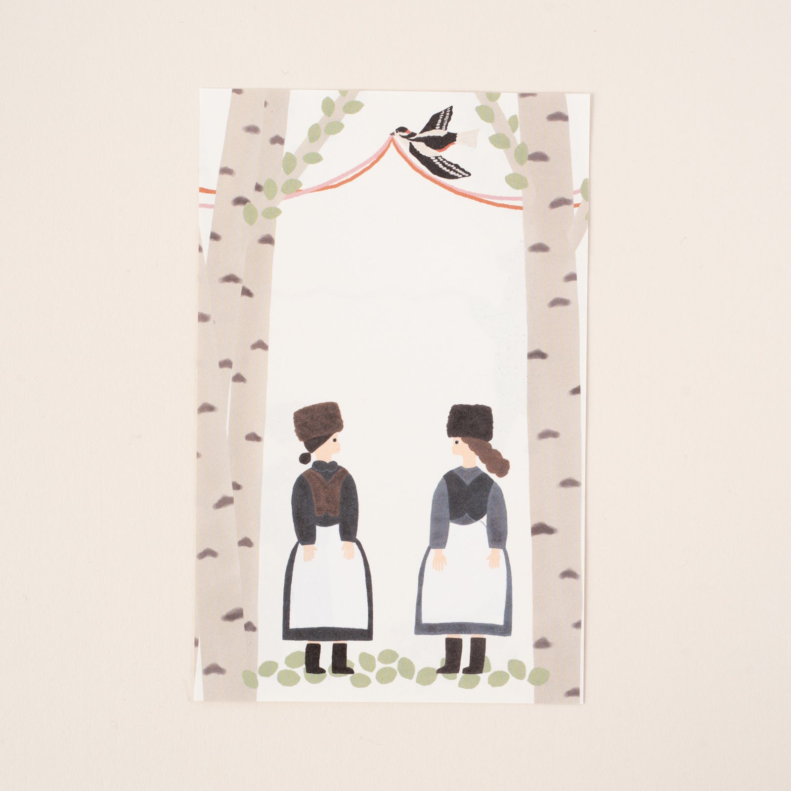 女の子と白樺が描かれたポケットメモ