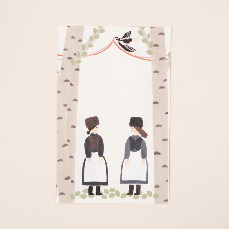 女の子と白樺が描かれたポケットメモ