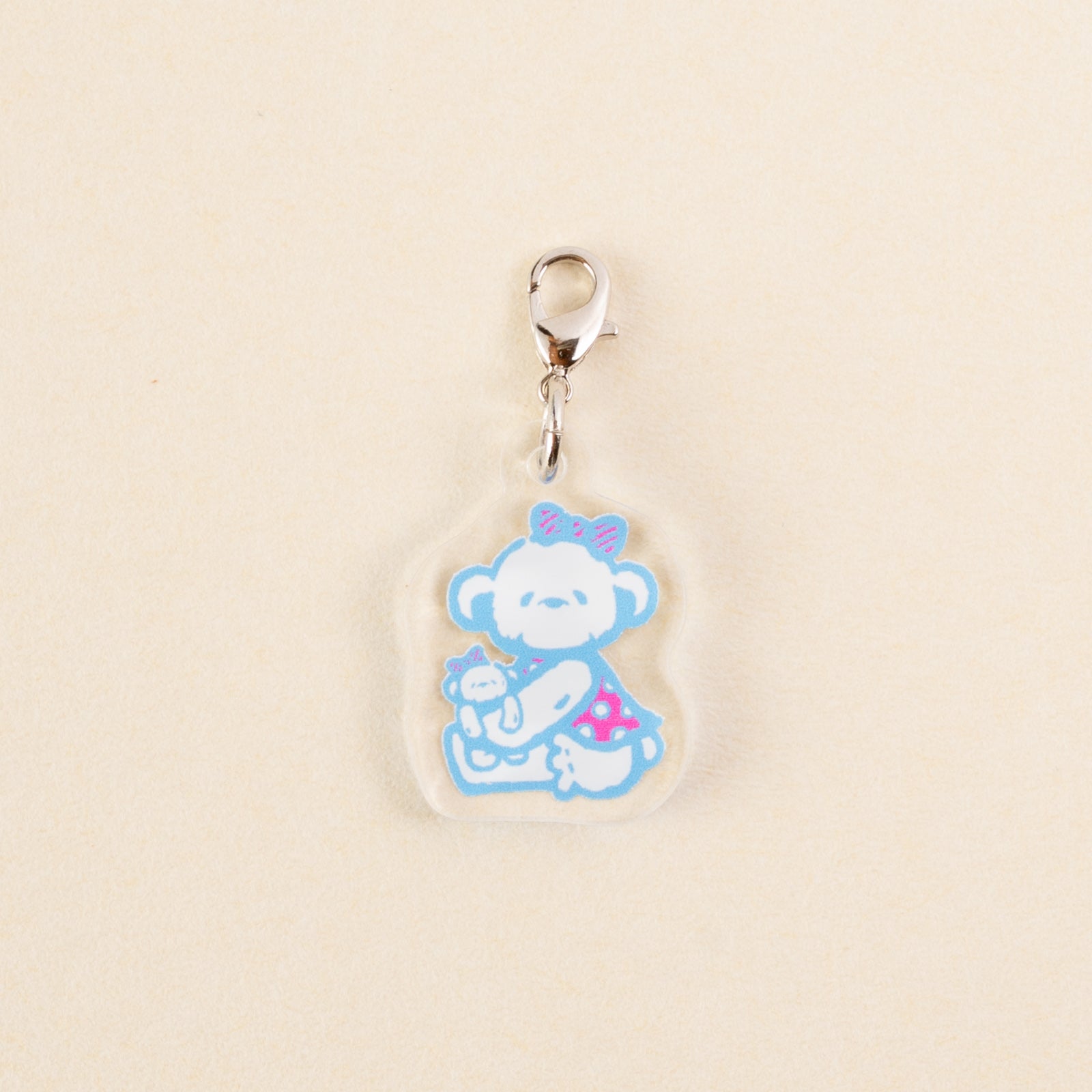 PEPINさんの・かわいいアクリルチャーム「ぬいぐるみ抱っこのおすわりベア」