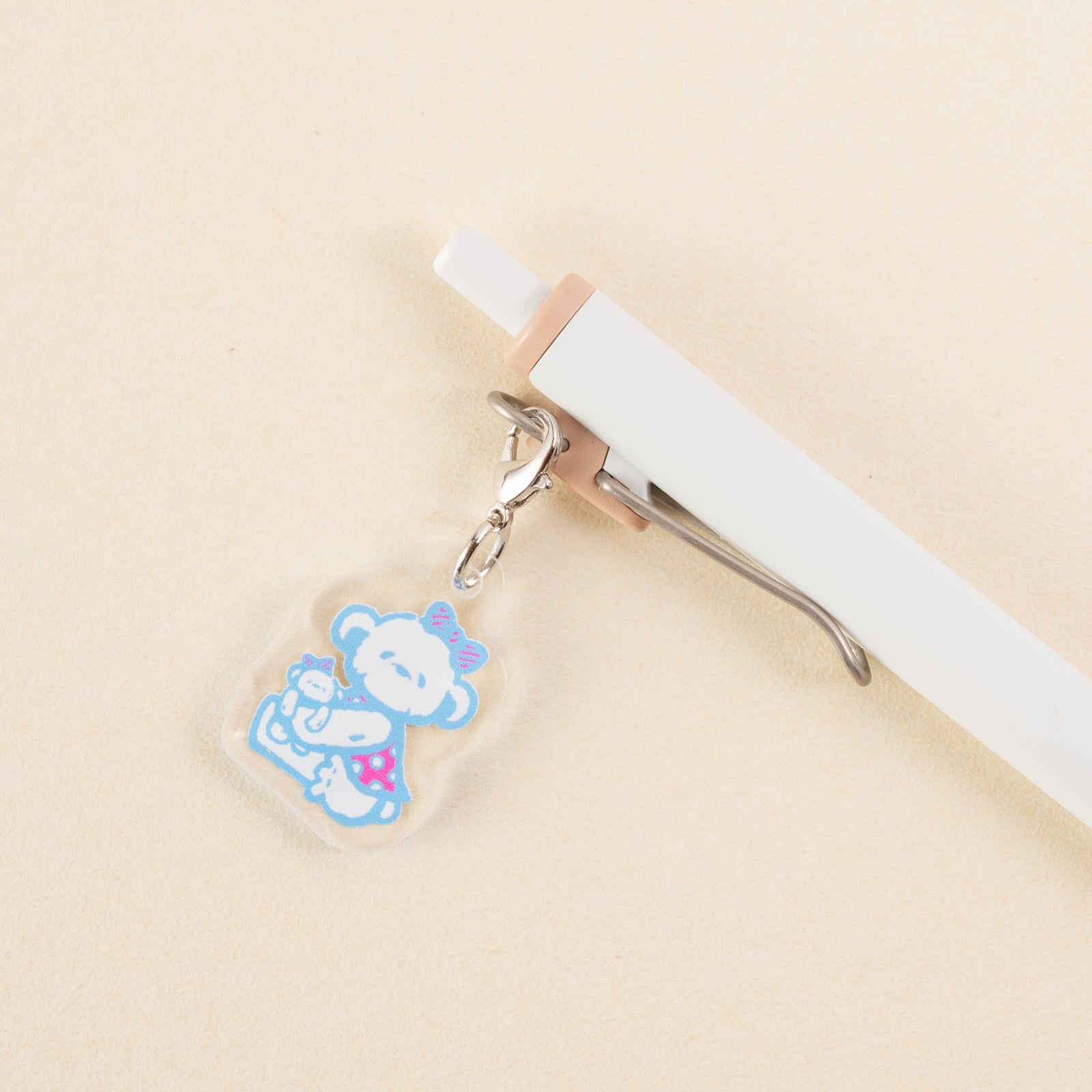 テディベアがぬいぐるみを抱っこしているデザイン