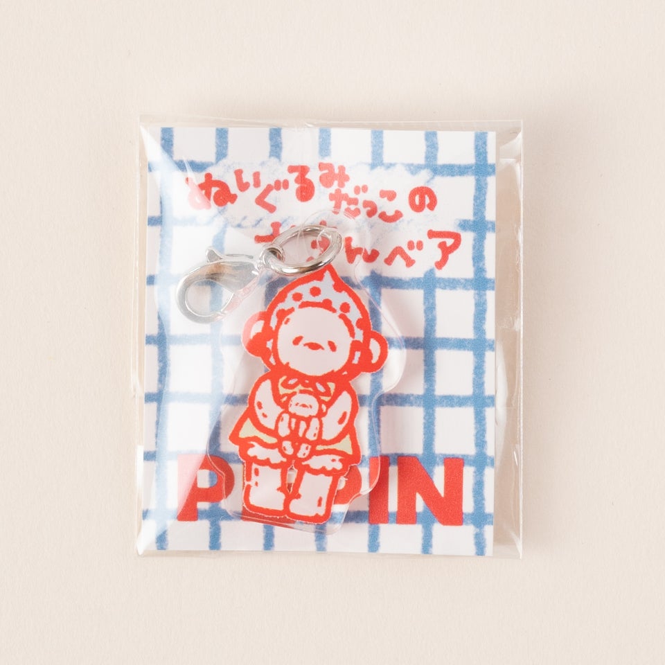 青いチェックが目をひくパッケージ