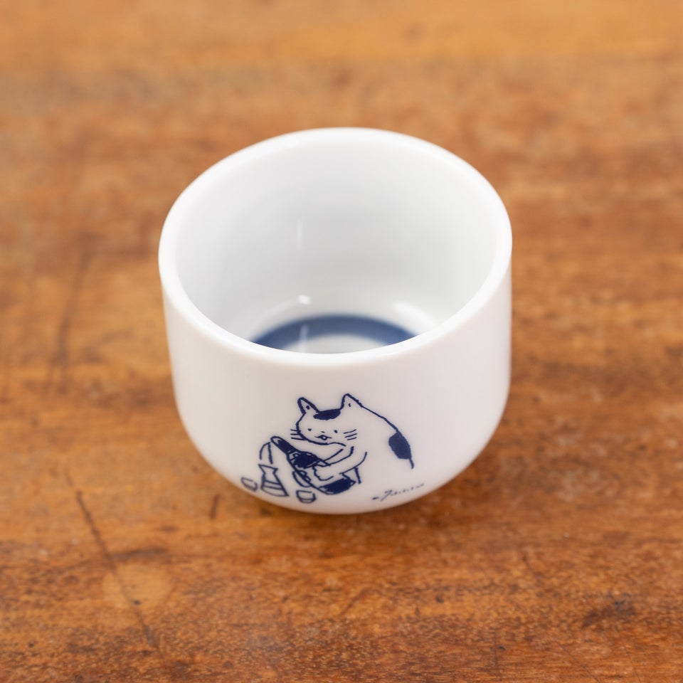 お酒を注いでるねこがチャーミングなおちょこ