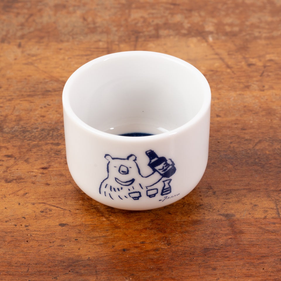お酒を持って嬉しそうなくまがかわいいおちょこ