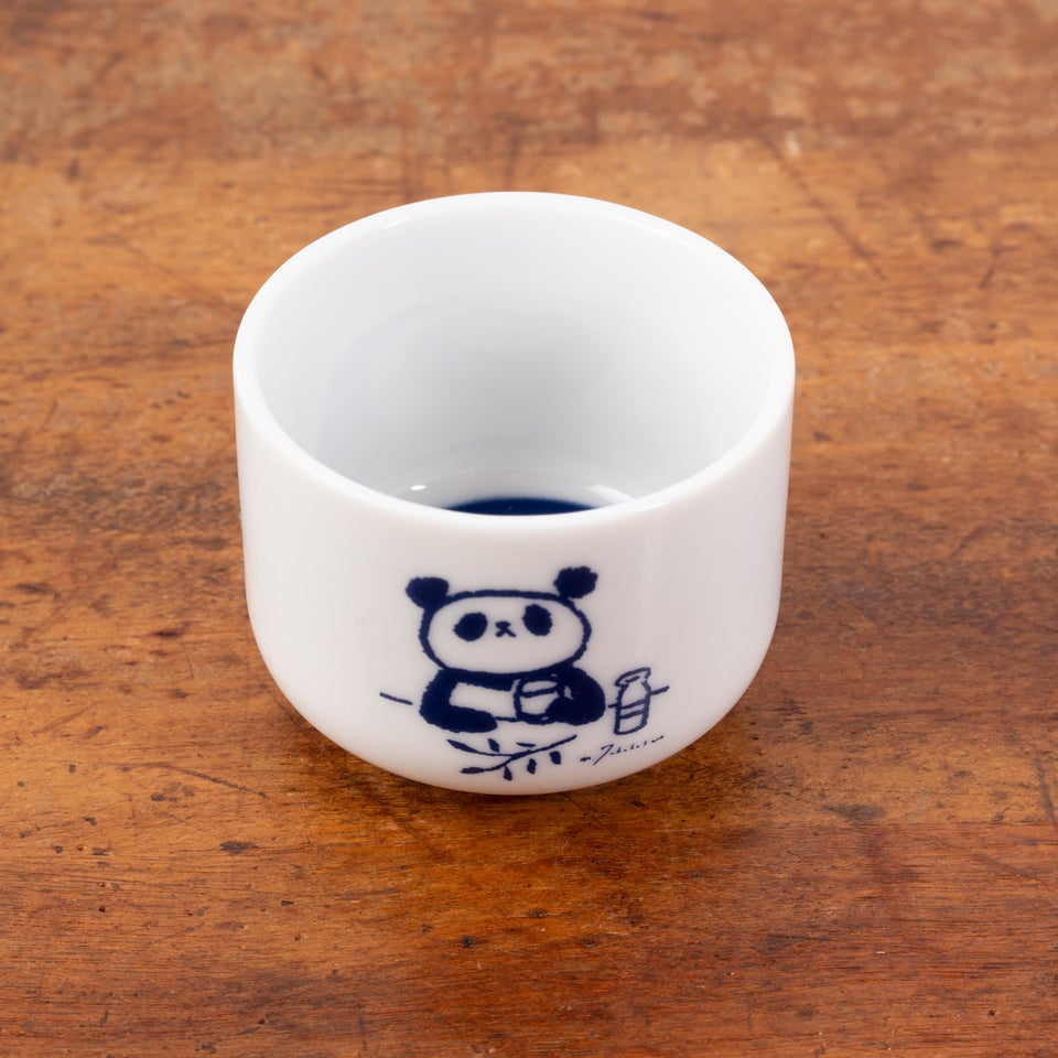 お酒を嗜むパンダがかわいいおちょこ