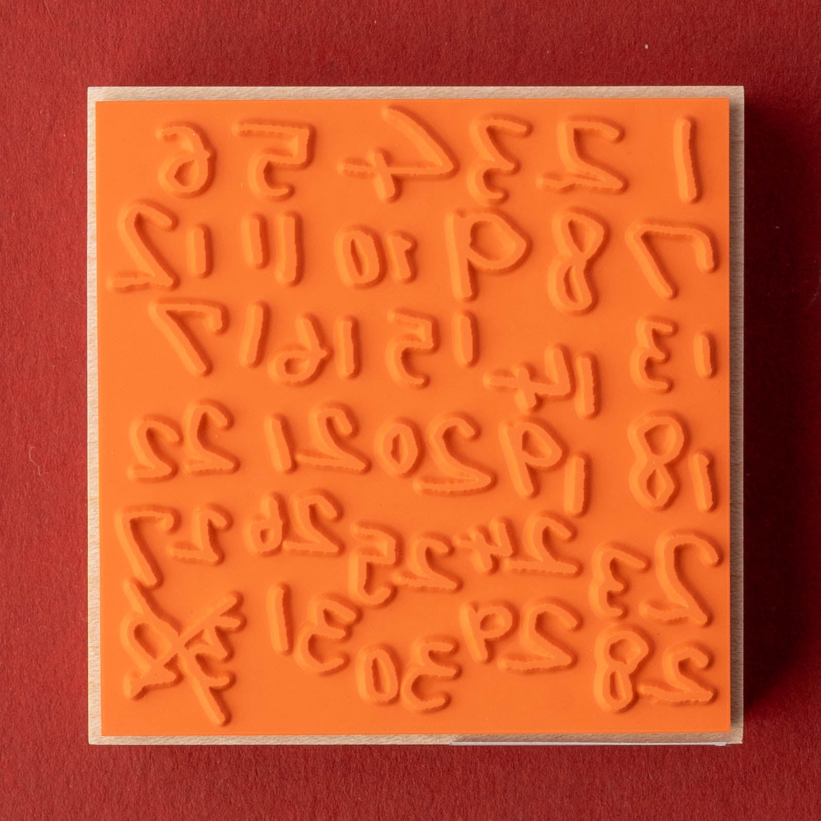 インパクトある数字文字が描かれたデザイン