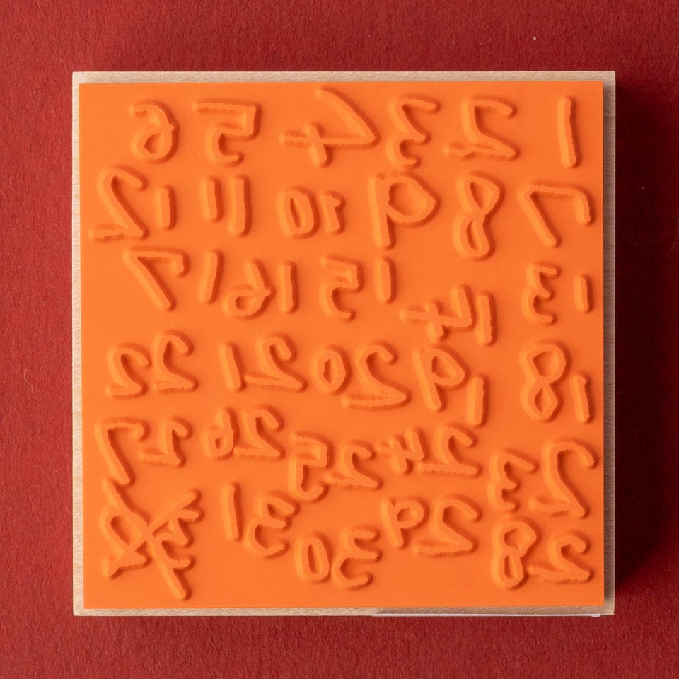 インパクトある数字文字が描かれたデザイン